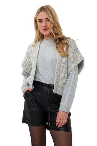 Esqualo Cardigan Gilet in Light Grey Melange. Light grey chunky cable-knit vest with open front, oversized cocoon silhouette